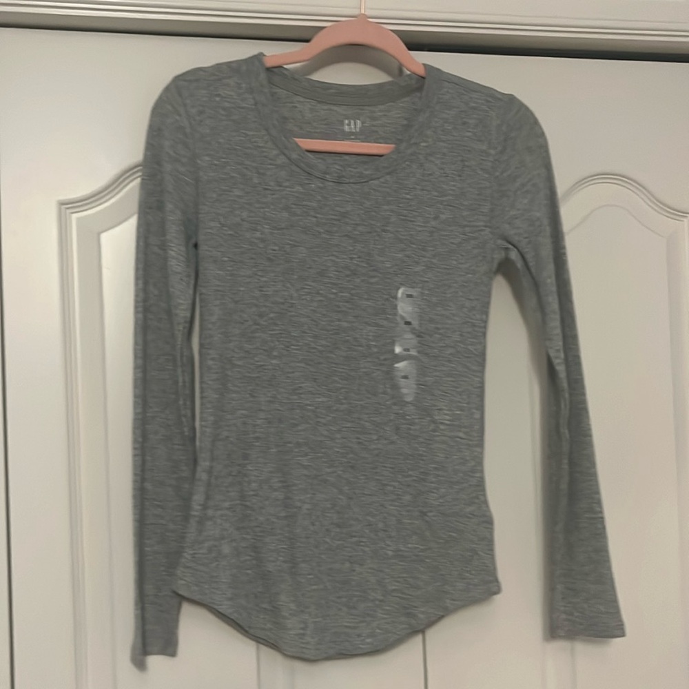 Women’s Gap shirt